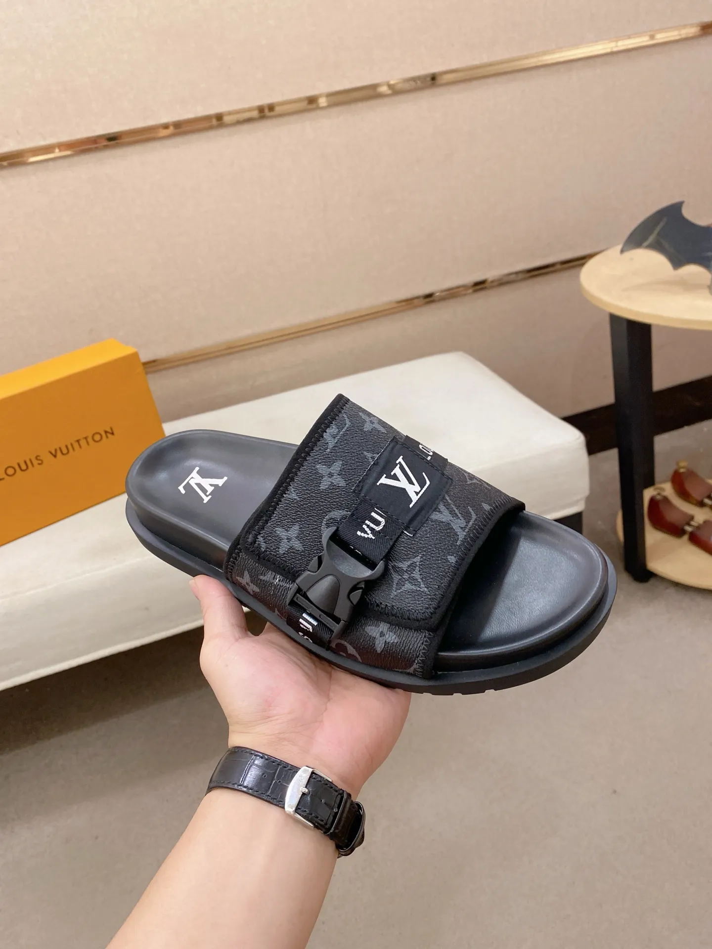 Men's shoes💰: 320💰Made by LV🔍Top purchasing agent, men's spring and summer slippers are available at the same counter. The uppers are made of cowhide imported from Italy, with logo graphics and high-quality craftsmanship. Soles: original soles specially provided by the original factory. Exclusive molded soles are super comfortable. Original goods with single order, 🔍🔍high quality, you can enter and exit the counter at will. Welcome to compare, code number 38-44. Can be customized45